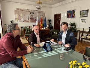 Градоначалникот Коњановски доби плакета за успешна соработка со ИФФК „Браќа манаки“ Битола