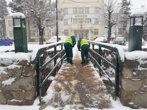 „Комуналец“ на терен по новиот снег, се чистат пешачките патеки и мостовите