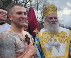 Во Радика по светиот крст скокнаа над 200 верници, најсреќен Александар Најдовски-Сканта од Битола
