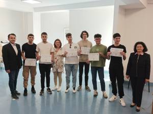 Ученици од Техничкото училиште -Битола, добија прва награда за апликација за следење на автобускиот превоз во Битола
