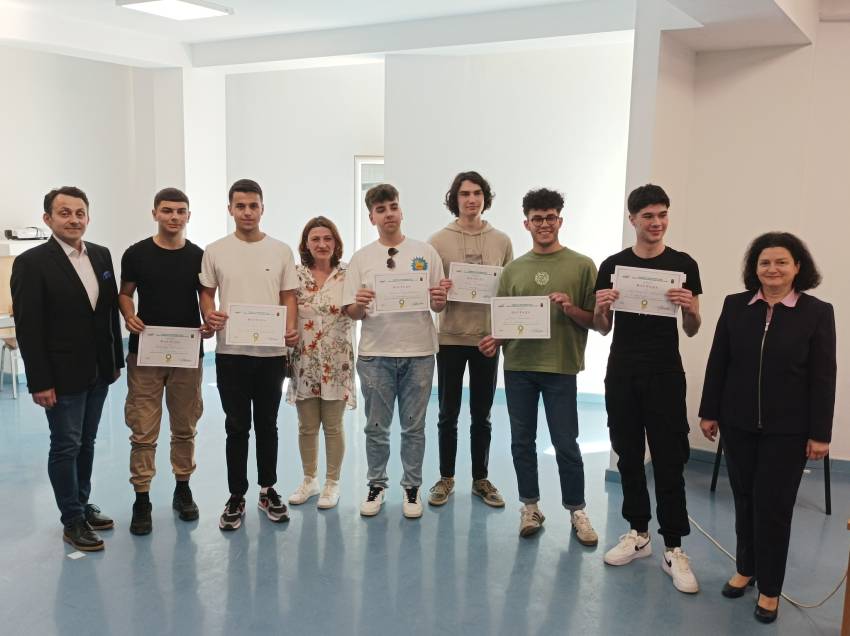 Ученици од Техничкото училиште -Битола,  добија прва награда за апликација за следење на автобускиот превоз во Битола