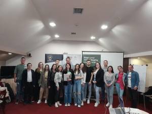 РОЛЕТНИ СО ФОТОВОЛТАИЦИ, ПРОТЕИНСКА ИСХРАНА, ЧИСТЕЊЕ НА ИНДУСТРИСКИ ОБЈЕКТИ, МОДНА ЛИНИЈА СО ЕТНО ЕЛЕМЕНТИ, АГЕНЦИЈА ЗА НЕДВИЖНОСТИ И ШИШЕ БАР ВО РУРАЛНА ПЕЛАГОНИЈА