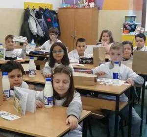 Претпразнична донација ги израдува вторачињата од ОУ„Гоце Делчев“ Битола