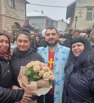 Андреј Неделковски ја запроси својата љубов Михаела Бојоска на Водици откако претходно се фрли по светиот крст