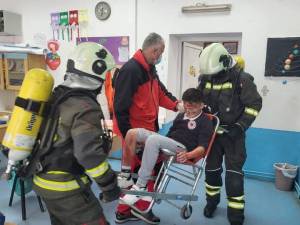 Битолските пожарникари со симулација на пожар во училиштето во Ивањевци