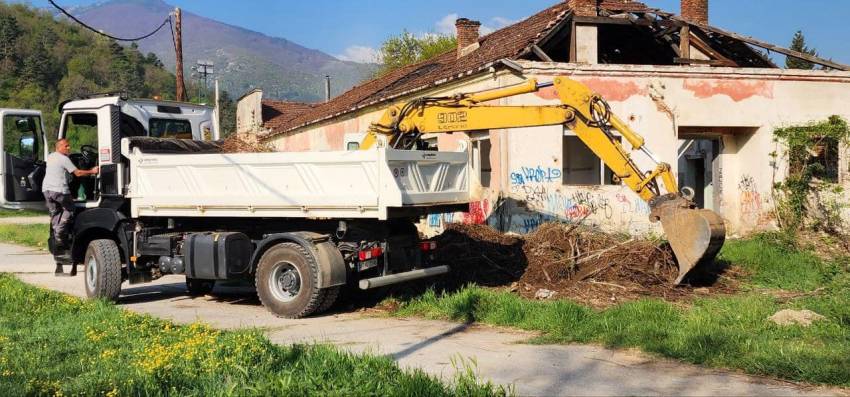 „Комуналец“ ги чисти дивите депонии околу градскиот стадион во Битола