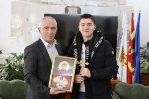 Иван Миовски доби парична награда и икона од градоначалникот Коњановски