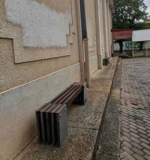 За денот на планетата земја „Комуналец“ постави клупи во дворот на Горната гимназија