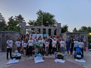 Во волонтерска акција На Тумбе кафе се рециклираше пластика преку креирање скулптури од отпад