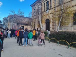 СЕ ВРШАТ ПРОВЕРКИ ВО УЧИЛИШТАТА ОД КАДЕ ШТО ПРИСТИГНАА ДОЈАВИ ЗА БОМБИ