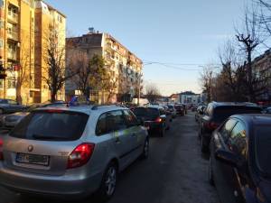 (ФОТО ВЕСТ) Ред се чека на кружниот тек кај Ветеринарна
