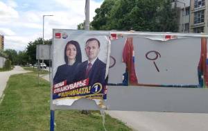 Плакатите издрпани - оставките заборавени