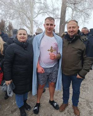 Од осветените води во црквата „Св.Недела“ светиот крст го извади Александар Талевски од Долно Оризари