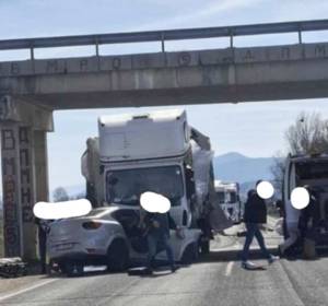 Тешка сообраќајка пред влезот на Битола се судрија камион со лесна кола