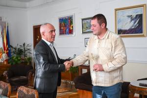 Коњановски го награди Иван Стојановски кој го извади Светиот Крст од осветените води во Храмот Свети Великомаченик Димитриј