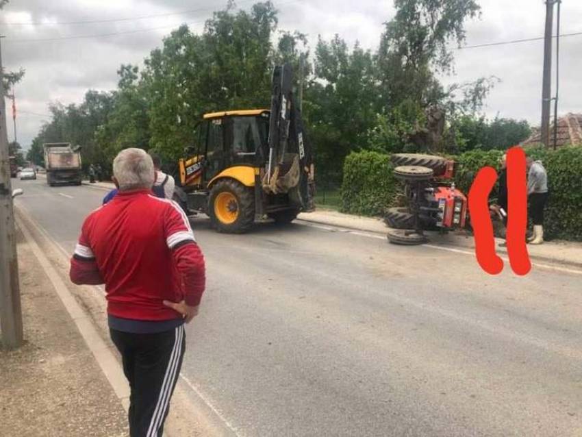 Тешка сообраќајка во Новаци пред РЕК Битола-камион што носи јаглен се судрил со трактор