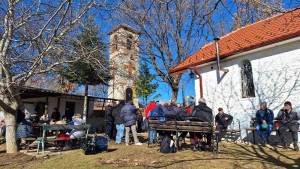 Битолчани се искачија до црквичката Св. Атанасиј во Смолево да запалат свеќи за здравје(фото Златко Јосифовски)