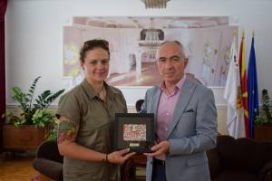 Битолчанката Ана Котевска која го искачи врвот Чимборазо, се сретна со градоначалникот Коњановски