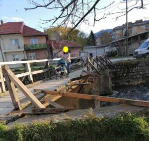 (ФОТО) Вандали ја срушиле оградата на дрвениот мост кај „Кланица“- да се најдат дивјаците бараат битолчани