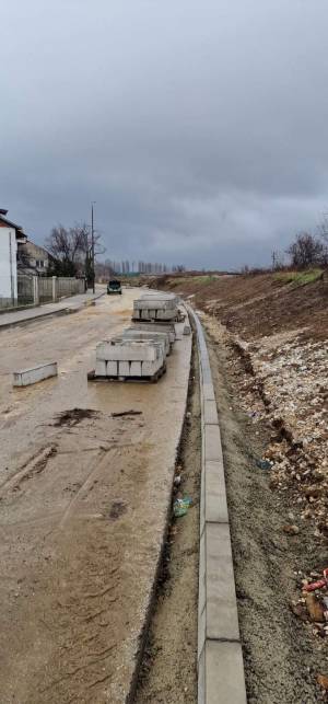 Дел од обиколницата каде се изведуваа градежни работи за изградба на топловодот се чисти и подготвува за асфалтирање.