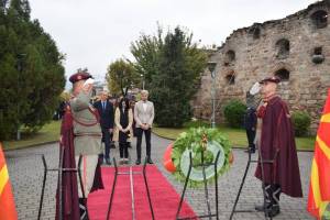 Владина делегација предводена од министерката за култура оддаде почит за Денот на народното востание - 11 Октомври во Прилеп