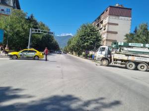 Камион удри такси возило на крстосницата на улиците Едвард Кардељ и Иван Милутиновиќ