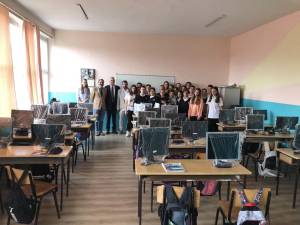 Болницата од Флорина, Грција донираше компјутерска опрема за ОУ „Стив Наумов“ во Битола