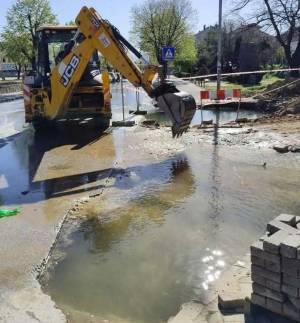 Екипите на "Водовод" го санираа големиот дефект на ул. "Стив Наумов" кај Црн Мост