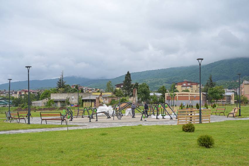 Еве како се уредува новиот парк во Битола кај Довлеџик