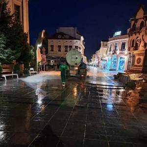 „Комуналец“ - Поради горештините, Широк Сокак и Градското шеталиште ноќе се мијат, дење се полеваат зелените површини