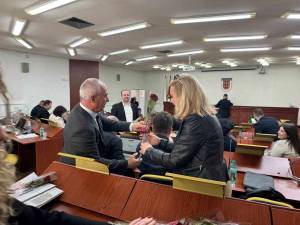 (Фото) Градоначалникот Коњановски со црвени ружи на советничките и новинарките им го честита 8 Март