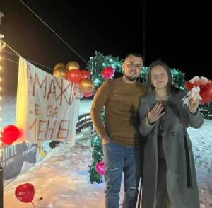 Борис ја побара раката на својата Николина на Нова година на ски центарот „Стрежево“