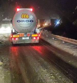 Две цистерни заглавени во снегот на Ѓавато, отежнат сообраќајот на патот Ресен Битола
