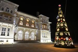 Офицерски накитен и подготвен за Зимската приказна