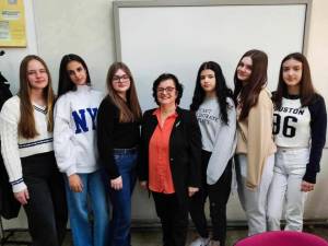 ОУ„Елпида Караманди“ Битола со трибина го одбележа Меѓународниот ден на мајчиниот јазик