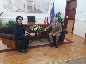 Фото: Коњановски стапи на функција, на Петровска ѝ подари букет црвени ружи