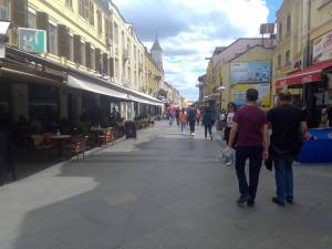 Се укинува ограничувањето на бројот на гости на една маса во угостителските објекти и се дозволува поголема исполнетост и во отворениот и во затворениот дел