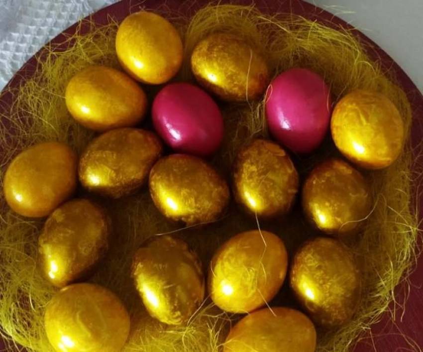Велики Четврток, домаќинките бојадисуваат велигденските јајца