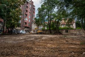 Отстранети гаражите кај зградата зад поранешен ЈАТ